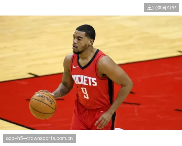 NBA火箭小将强突两个防守人打板命中